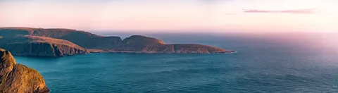 Fond d'écran Falaise sur l'océan 4K · ocean · 3840×1060