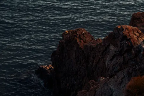 Fond d'écran Falaise sur l'océan 4K · ocean · 3840×2560