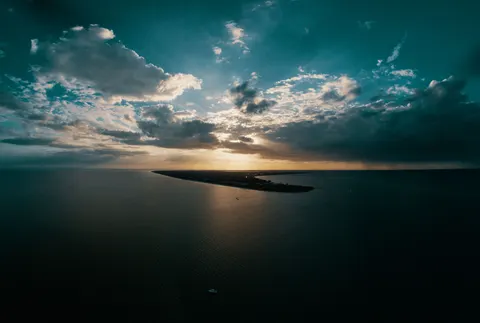 द्वीप का हवाई दृश्य 4K वॉलपेपर · ocean · 3840×2584