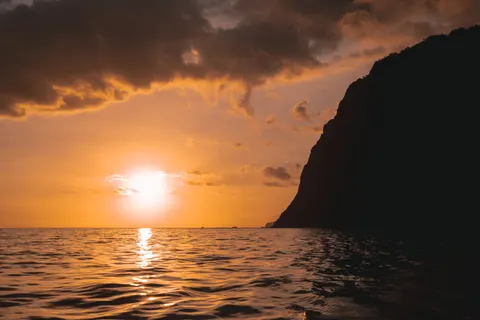 Fond d'écran Falaise sur l'océan 4K · ocean · 3840×2560