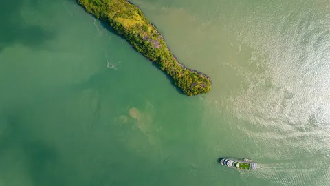 Sfondo Isola dal Drone 4K · ocean · 3840×2160
