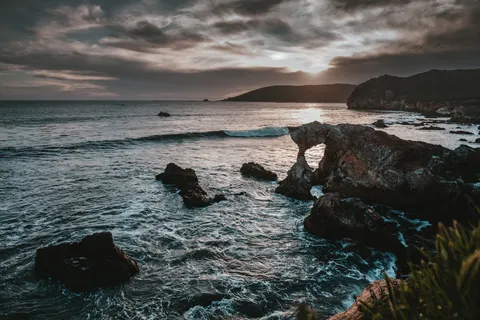 خلفية منحدر المحيط بدقة 4K · ocean · 3840×2560