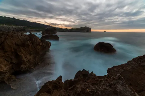 Fond d'écran Falaise sur l'océan 4K · ocean · 3840×2560