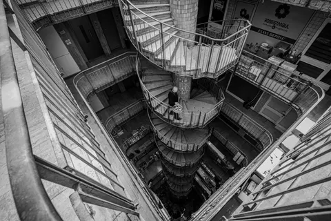 螺旋樓梯 4K桌布 · architecture · 3840×2560