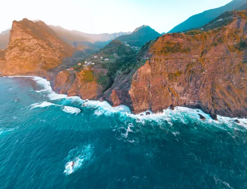 Hình nền Vách Đá Bên Đại Dương 4K · ocean · 3840×2949