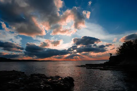 Hình nền Vách Đá Bên Đại Dương 4K · ocean · 3840×2561