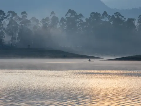 والپیپر دریاچه کوهستانی مه‌آلود با کیفیت 4K · nature · 3840×2890