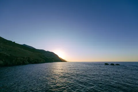 خلفية منحدر المحيط بدقة 4K · ocean · 3840×2560