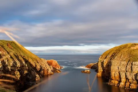 Fond d'écran Falaise sur l'océan 4K · ocean · 3840×2560