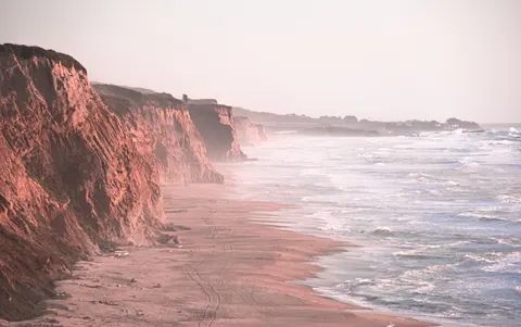Fond d'écran Falaise sur l'océan 4K · ocean · 3840×2410