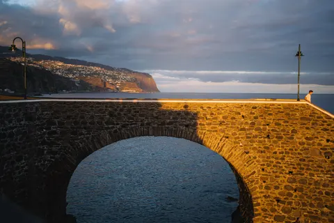 Fond d'écran Falaise sur l'océan 4K · ocean · 3840×2560