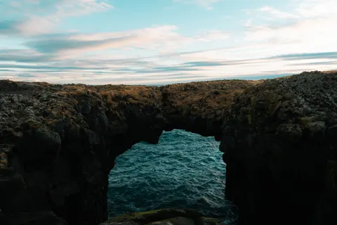 Sfondo Scogliera sull'Oceano 4K · ocean · 3840×2560