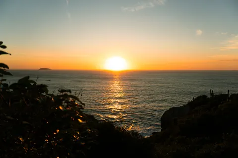 Fond d'écran Falaise sur l'océan 4K · ocean · 3840×2560