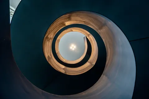 सर्पिल सीढ़ी 4K वॉलपेपर · architecture · 3840×2560
