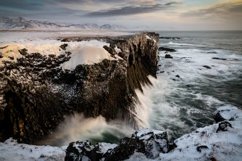 Sfondo Scogliera sull'Oceano 4K · ocean · 3840×2560