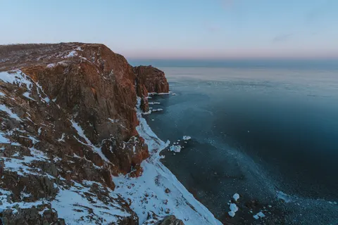 Fond d'écran Falaise sur l'océan 4K · ocean · 3840×2561