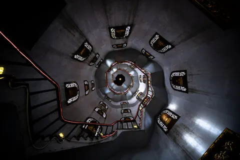 Spiral Merdiven 4K Duvar Kağıdı · architecture · 3840×2561