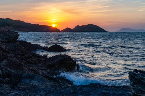 Fond d'écran Falaise sur l'océan 4K · ocean · 3840×2560
