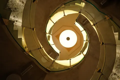 Tapeta Spiralne Schody 4K · architecture · 3840×2560