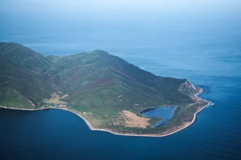 Sfondo Isola dal Drone 4K · ocean · 3840×2562