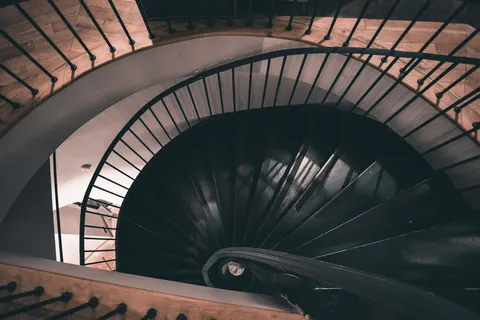 सर्पिल सीढ़ी 4K वॉलपेपर · architecture · 3840×2560