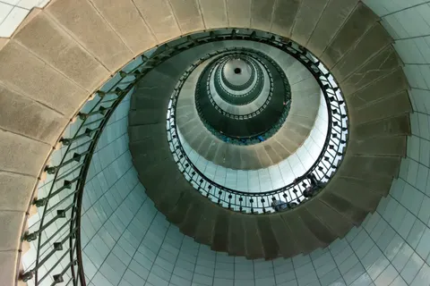 सर्पिल सीढ़ी 4K वॉलपेपर · architecture · 3840×2560