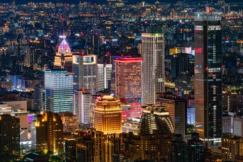 야경 스카이라인 4K 배경화면 · city · 3840×2561