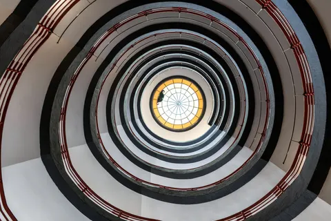 सर्पिल सीढ़ी 4K वॉलपेपर · architecture · 3840×2560