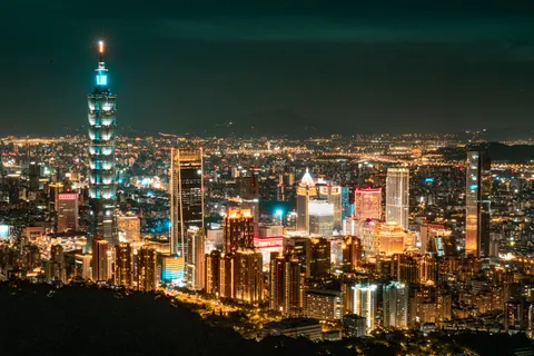 Fondo de pantalla Horizonte urbano nocturno 4K · city · 3840×2561