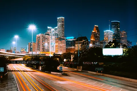 Fondo de pantalla Horizonte urbano nocturno 4K · city · 3840×2561