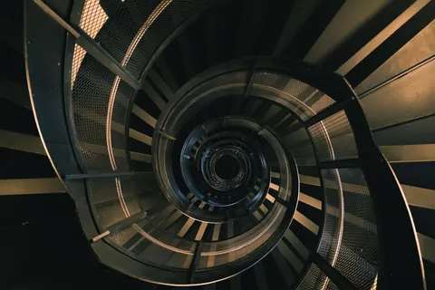 Spiral Merdiven 4K Duvar Kağıdı · architecture · 3840×2560