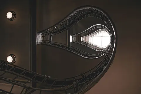 सर्पिल सीढ़ी 4K वॉलपेपर · architecture · 3840×2560