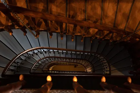 सर्पिल सीढ़ी 4K वॉलपेपर · architecture · 3840×2560