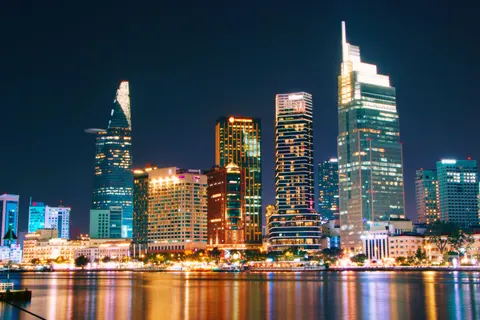 خلفية أفق المدينة ليلاً بدقة 4K · city · 3840×2560