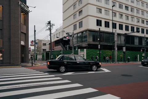 Fondo de pantalla Calle de ciudad neón 4K · city · 3840×2560