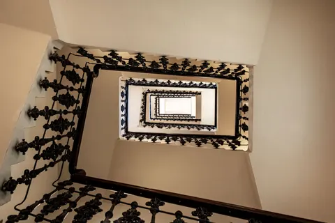 सर्पिल सीढ़ी 4K वॉलपेपर · architecture · 3840×2560