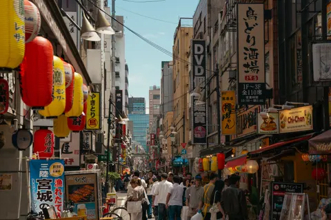 Fondo de pantalla Calle de ciudad neón 4K · city · 3840×2560