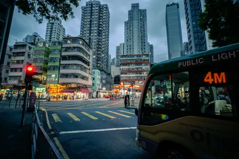 네온 도시 거리 4K 배경화면 · city · 3840×2560