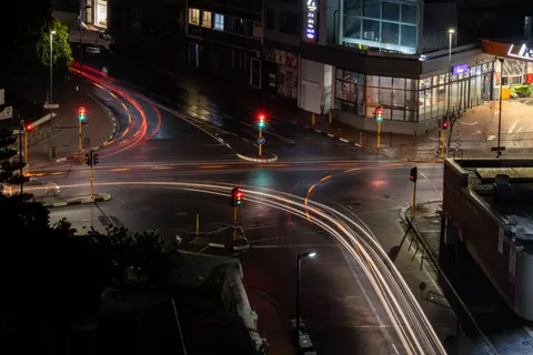 Fond d'écran Rue de ville néon 4K · city · 3840×2561
