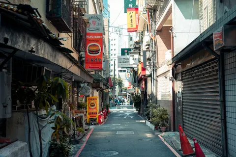 霓虹城市街道 4K壁纸 · city · 3840×2561