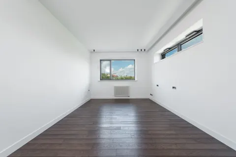 Papel de parede Quarto Iluminado pelo Sol 4K · minimal · 3840×2563