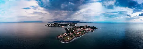 Sfondo Isola dal Drone 4K · ocean · 3840×1337
