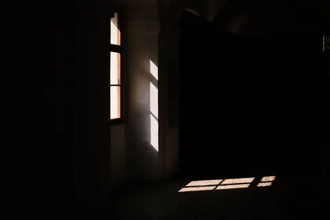 Papel de parede Quarto Iluminado pelo Sol 4K · minimal · 3840×2560