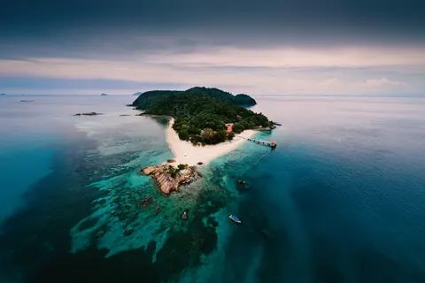 Sfondo Isola dal Drone 4K · ocean · 3840×2560