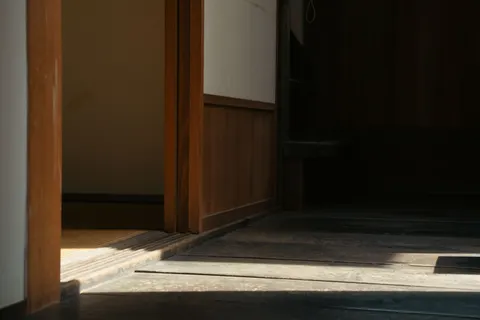 Fondo de pantalla Habitación con Luz Solar 4K · minimal · 3840×2560