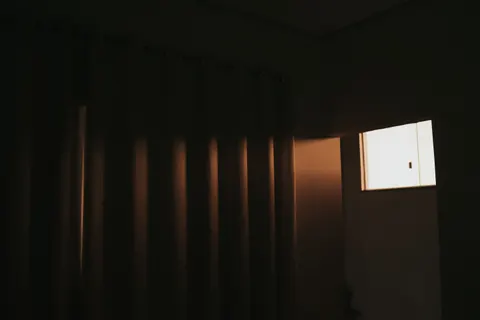 窗邊光影 4K桌布 · minimal · 3840×2563