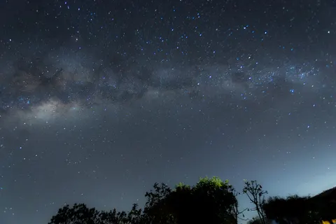 रात के आसमान में आकाशगंगा 4K वॉलपेपर · space · 3840×2560