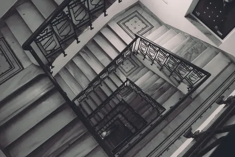 خلفية درج حلزوني بدقة 4K · architecture · 3840×2560