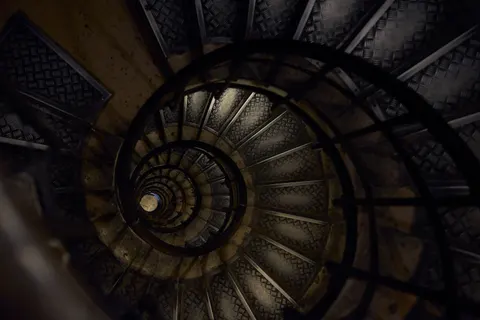 Wallpaper Tangga Spiral 4K · architecture · 3840×2560