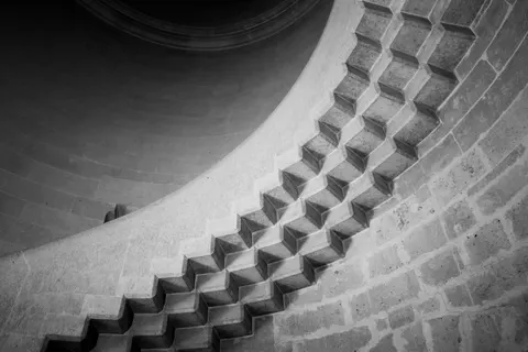 خلفية درج حلزوني بدقة 4K · architecture · 3840×2560